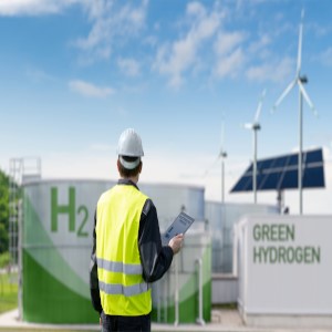 يُعد الهيدروجين
الأخضر مصدرًا للطاقة النظيفة وبديلًا للوقود الأحفوري